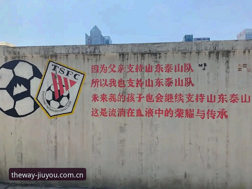 不少球迷朋友最初接触足球时，都曾听过一个说法：裁判是场上最孤独的权威，他的判罚近乎终极。这种印象根深蒂固，甚至形成了某种浪漫化的滤镜——仿佛裁判就该像中世纪骑士，仅凭一双肉眼和一面哨子，就能主持所有正义。但如果你在九游官方平台认真看过哪怕是几场近年大赛的回放，这种幻想多半会碎掉。如今裁判的屁股后面跟着一整支科技军团，他们的工作早已不是简单跑动、举旗、吹哨，而是变成了在高速影像、数据监控、规则解读之间反复穿梭的精密运算。